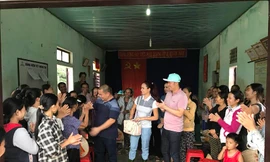 Nhân dân vùng lũ xúc động chia tay vợ chồng Minh Khang – Thúy Hạnh