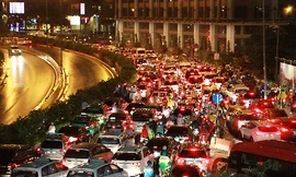 Nghìn xe nối đuôi nhau trên đường Nguyễn Hữu Cảnh, từ chân cầu Thủ Thiêm về cầu Sài Gòn.