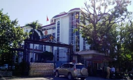 Chiếc ô tô do ông Lê Văn Tuấn xưng là "nhà báo" tông vào cổng UBND tỉnh Thanh Hóa