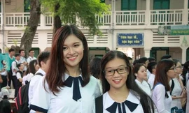 Á hậu Thùy Dung mặc đồng phục Lê Quý Đôn dự khai giảng