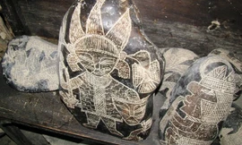 Theo Epoch Times, hơn 50.000 hòn đá chạm khắc bí ẩn được tìm thấy xung quanh vùng sa mạc ở Ica, Peru. Trong số đó, khoảng 20.000 hòn đá đang nằm trong bảo tàng tư nhân của tiến sĩ Javier Cabrera tại Plaza de Armas, phía nam thủ đô Lima. Ảnh: Brattarb.