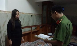 Công an đọc lệnh bắt đối với Nguyễn Thị Minh Phượng.