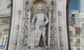 Bức tượng Dom Sebastiao trước khi bị phá hủy.