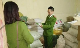 Tạm giữ 2,5 tấn phụ gia thực phẩm trôi nổi