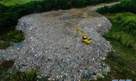 Bãi rác trái phép khổng lồ bên hồ chứa nước.