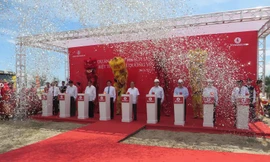 Các đại biểu thực hiện nghi thức phát lệnh động thổ dự án.