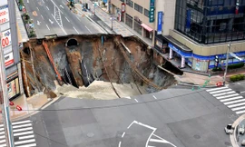 'Hố tử thần' khổng lồ tách đôi đường phố Nhật Bản