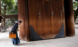 Trước cửa đền Yasukuni.