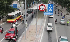 Dựng biển báo cấm đường nhưng giao thông trên các tuyến phố có buýt BRT đang diễn ra ngược lại. Ảnh chụp tại phố Láng Hạ sáng 26/12. 