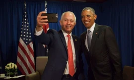Thủ tướng Úc Malcolm Turnbull và Tổng thống Mỹ Barack Obama chụp ảnh selfie. Ảnh: PMO