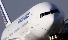 Hoảng hốt phát hiện bé một tuổi trong hành lý máy bay