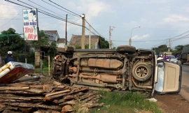 Innova nổ lốp, lộn nhiều vòng trên quốc lộ