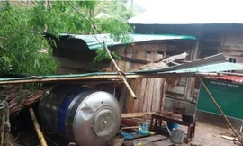 Mưa giông khiến hơn 30 nhà dân ở xã Mai Sơn tốc mái.