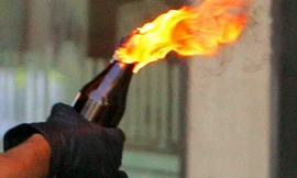 Mâu thuẫn trên bàn nhậu, mang xăng đến nhà đốt 'dằn mặt'