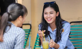 Á hậu Thanh Tú 'ngọt lừ' bên ly nước mía vỉa hè Sài Gòn