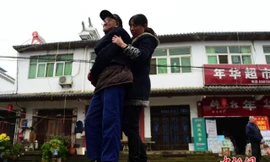 Chị Lu đều đặn ngày 3 lần dìu cha đi dạo.