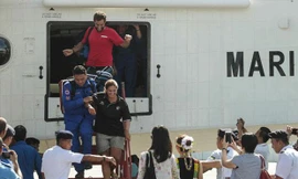 4 nạn nhân mất tích vào đất liền an toàn. Ảnh: AP