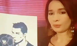 Cristiano Ronaldo được 'mỹ nữ' Nga họa hình bằng ngực