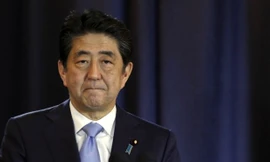 Thủ tướng Nhật Bản Shinzo Abe đã ký tắt một ngân sách quốc phòng kỷ lục, lên đến 44 tỷ USD. Ảnh: AP