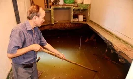 Một "hố tử thần" xuất hiện ngày 29/8/2013 tại phường Cẩm Đông, TP Cẩm Phả. (Ảnh: Báo Quảng Ninh)