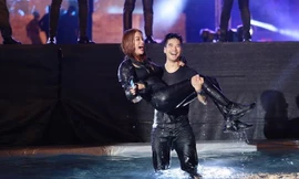 Trương Ngọc Ánh nhảy vào bể nước trước hàng chục nghìn khán giả 