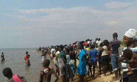 Người dân tập trung quanh hồ Albert thể theo dõi công tác cứu hộ tàu chở đội bóng bị lật. Ảnh: Twitter