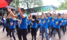 Các bạn trẻ hòa mình vào ngày hội.