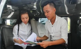 4h sáng, cả trường dậy đưa trò đi thi