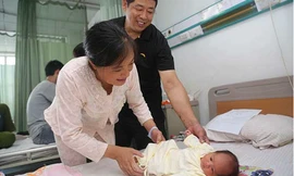 Vợ chồng bà Liu hạnh phúc bên con.