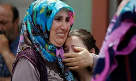 Gia đình nạn nhân vụ đánh bom tự sát ở sân bay Ataturk khóc bên ngoài Trung tâm Pháp Y tại Istanbul, Thổ Nhĩ Kỳ.