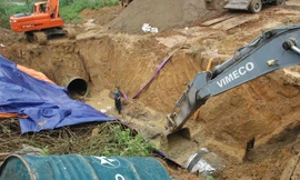 Hiện trường đường ống nước sông Đà bị vỡ.