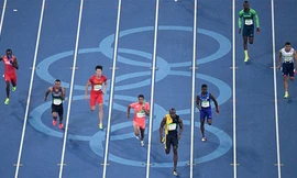 Bolt (phải) quá mạnh trong đoạn nước rút 50 m cuối. Ảnh: Reuters