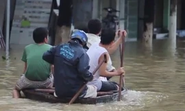 Người dân Nha Trang chèo thuyền trên phố chạy lũ