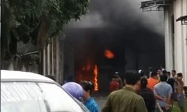 Lửa bùng cháy dữ dội từ khu nhà xưởng.