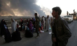 Người dân chạy trốn khỏi Mosul khi chiến sự leo thang giữa quân đội Iraq và IS. Ảnh: AP