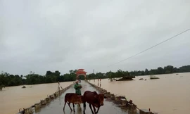 Tại huyện Hương Khê, nước lũ dâng cao làm cô lập nhiều xã