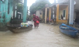 Người dân Quảng Nam chạy đua với nước lũ. Ảnh H. Văn