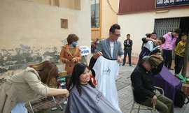 Các vận động viên khuyết tật được cắt tóc miễn phí.