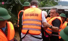'Giải cứu' 132 khách đi tàu mắc kẹt trong mưa lũ ở Quảng Bình