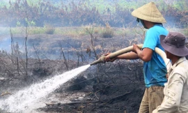 Sau 5 ngày, người dân dập tắt đám cháy lớp than bùn bất thành.
