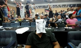 Người biểu tình xông vào toà nhà Quốc hội Iraq. Ảnh: Reuters