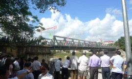 Đông đảo người dân luyến tiếc cây cầu.