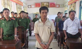 Đối tượng Nguyễn Thanh Sơn bị đưa ra phê bình trước người dân ở trụ sở UBND xã Cam Nghĩa.