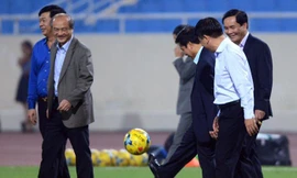 Bộ trưởng Nguyễn Ngọc Thiện tâng bóng khiến Công Vinh, Công Phượng tròn mắt