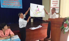 Ông Sang (bên phải) đang trình bày ý kiến bức xúc về sân goft trong sân bay Tân Sơn Nhất tại buổi tiếp xúc cử tri quận Tân Bình của Đoàn ĐBQH TPHCM sáng 11/10. Ảnh: Quốc Ngọc