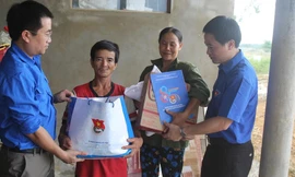 Những món quà cứu trợ thiết thực với người dân vùng lũ