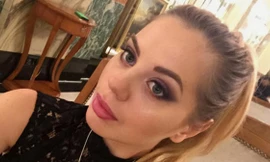 Julia Stakhiva bay từ Anh về Nga chỉ để cắt tóc.