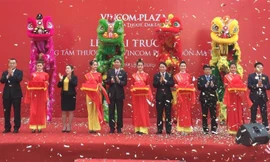 Cắt băng khánh thành Vincom Plaza Buôn Ma Thuột.