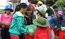 Bà Võ Hạnh Phúc, con gái của Đại tướng Võ Nguyên Giáp tặng quà và động viên người dân thôn Vinh Quang, xã Sơn Thủy (Lệ Thủy, Quảng Bình) vượt qua khó khăn.