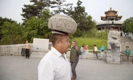 Ông Cong Yan đội đá giảm cân.